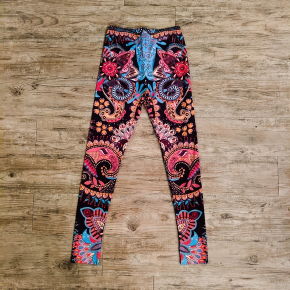 Ultra Lightweight Paisley Leggings - Picture 5 of 5